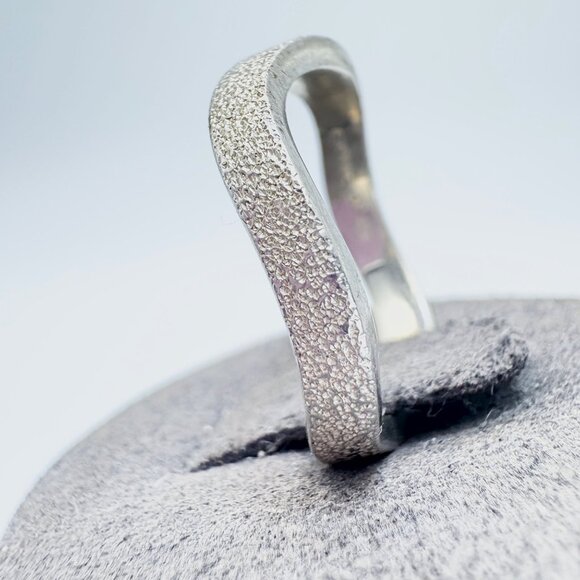 VTG Solid Sterling Silver 925 Textured Freeform Abstract Band Ring Size 8.25 - Picture 4 of 10